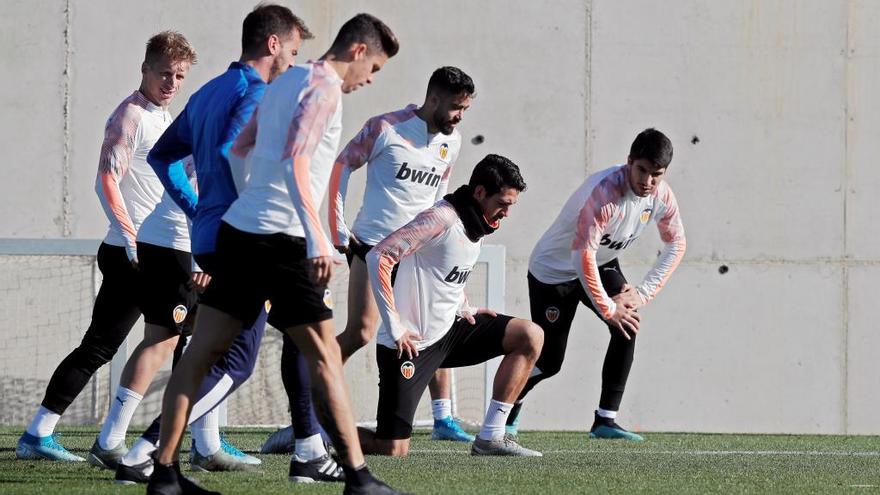 os jugadores del Valencia durante la última sesión de entrenamiento.