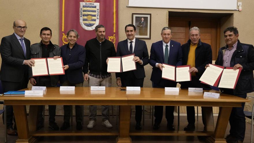 Arriba, Suárez Quiñones y Faúndez junto a los alcaldes de  San Cebrián De Castro, Otero de Bodas, El Perdigón y Pedralba de la Pradería en la firma del protocolo del Rehabitare. Abajo, visita a una vivienda reformada en Villalpando.  | JOSÉ LUIS FERNÁNDEZ