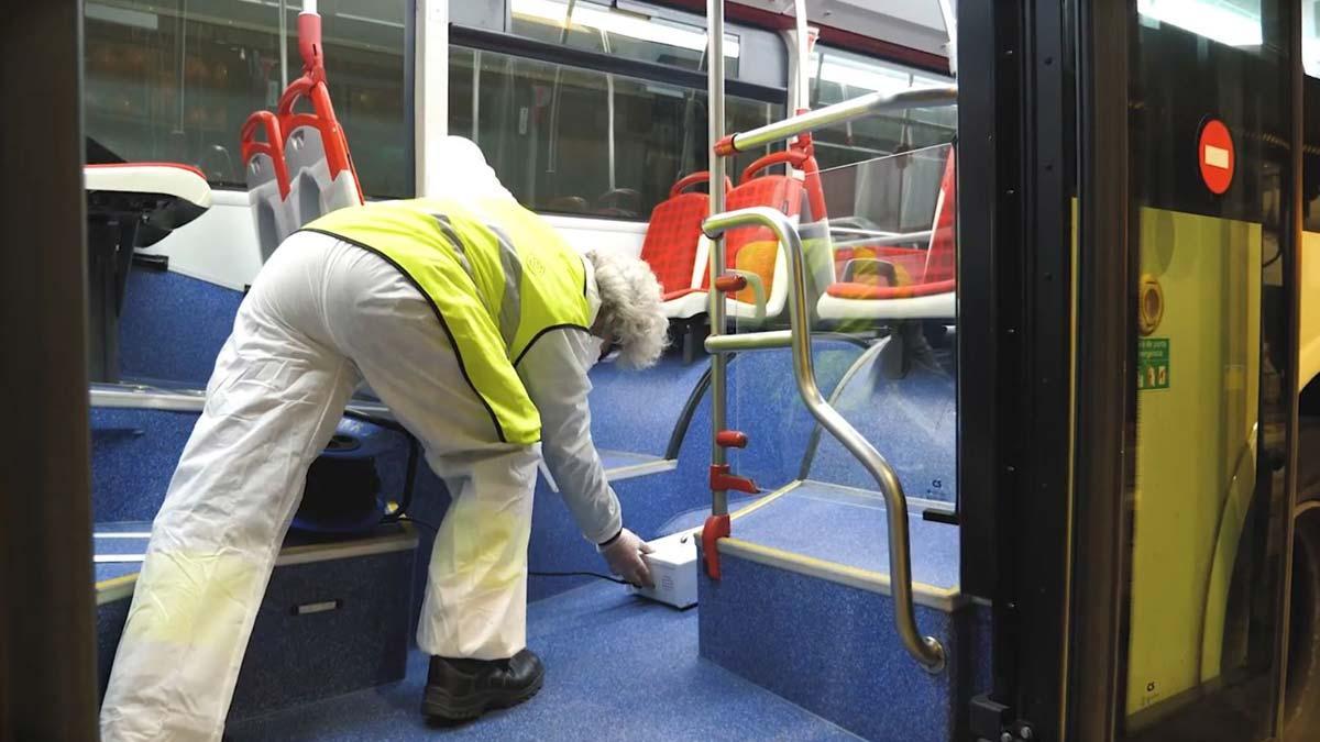 Limpieza y desinfección de los buses de TMB con cañones de ozono