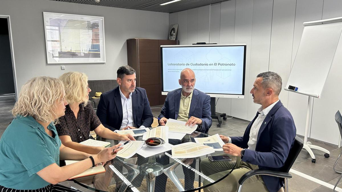 El primer teniente de alcalde de San Bartolomé de Tirajana, Alejandro Marichal; el viceconsejero de Administraciones y Transparencia del Gobierno de Canarias, Antonio Llorens  y el concejal de Participación Ciudadana, Ruymán Cardoso, durante la presentación del Laboratorio de Ciudadanía junto a vecinas de El Patronato.