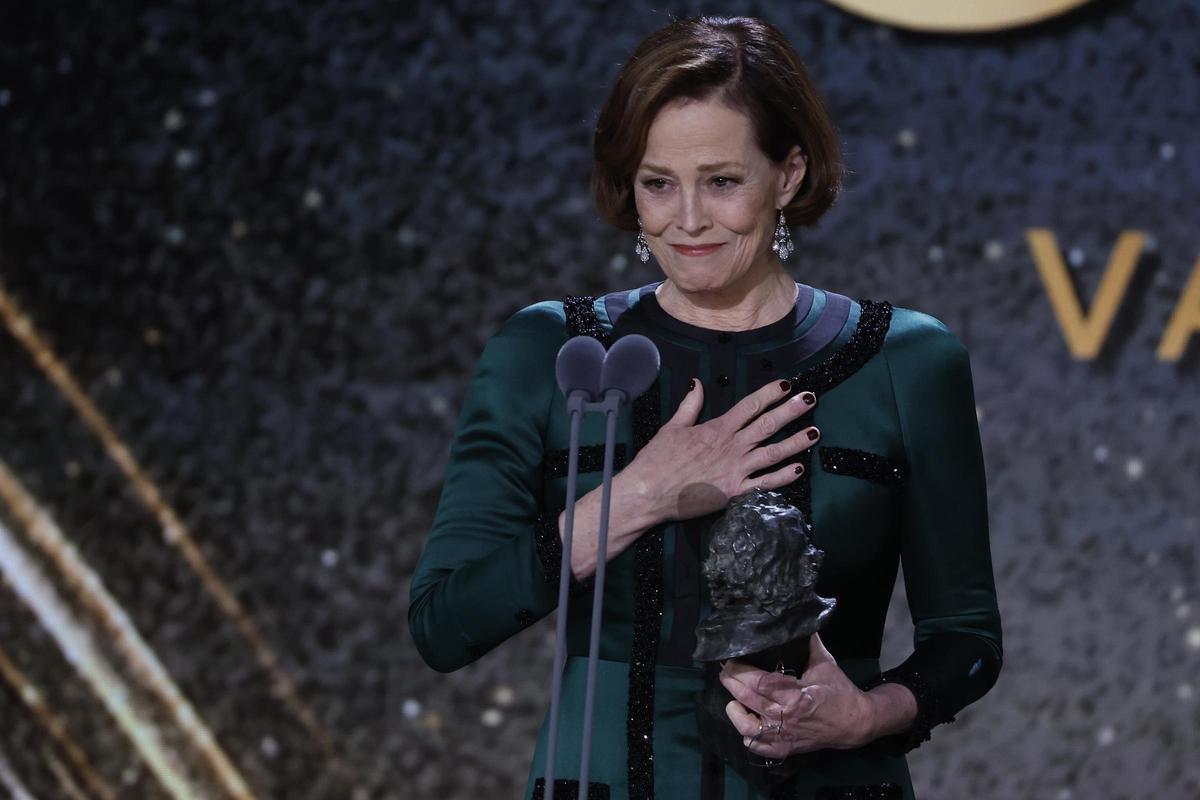 La actriz estadounidense Sigourney Weaver recibe el Goya Internacional durante la ceremonia