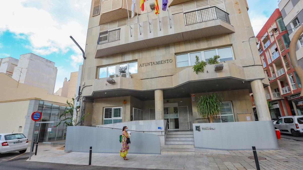 Acceso a la sede principal del Ayuntamiento de Torrevieja