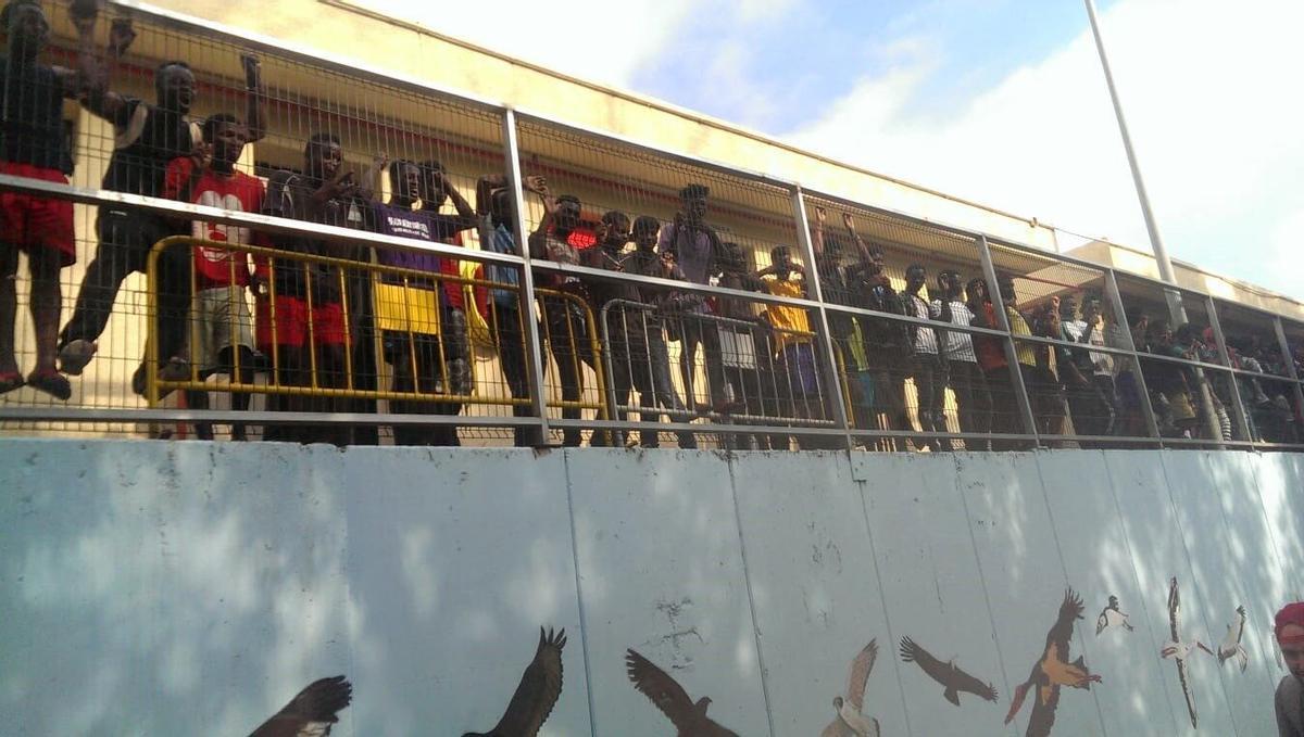 Alrededor de 200 inmigrantes subsaharianos han logrado saltar la valla fronteriza que separa Ceuta de Marruecos.