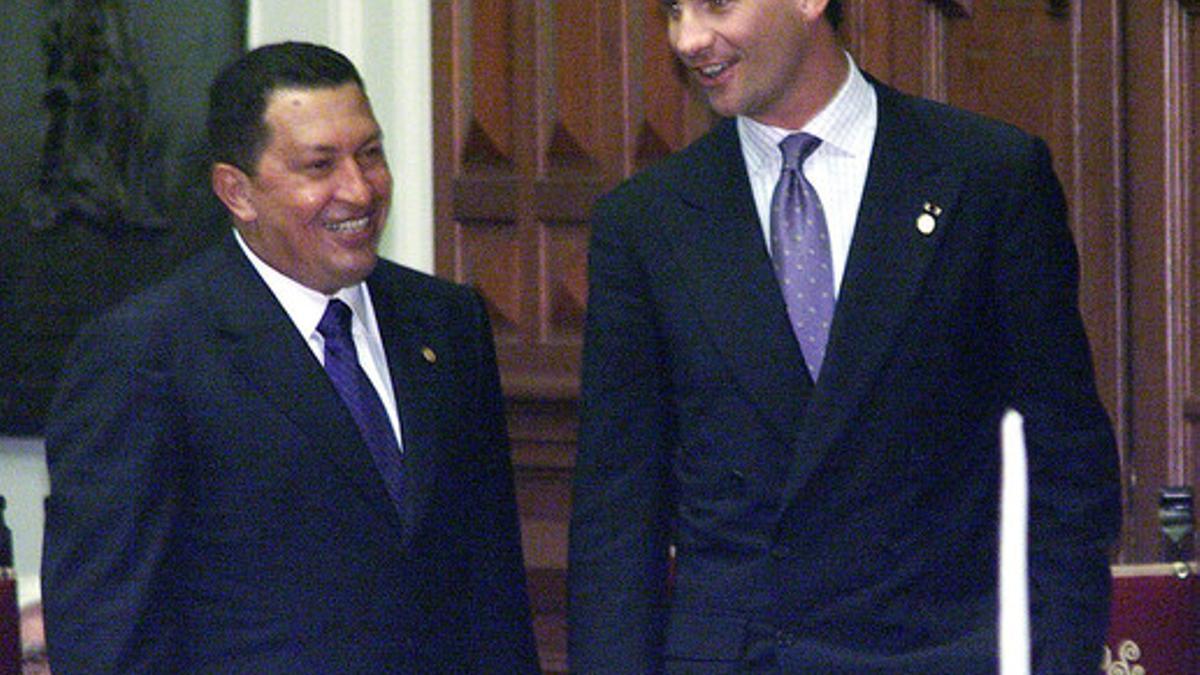 El príncipe Felipe charla con Hugo Chávez, en Lima, en el 2001, durante la toma de posesión del presidente de Perú, Alejandro Toledo.