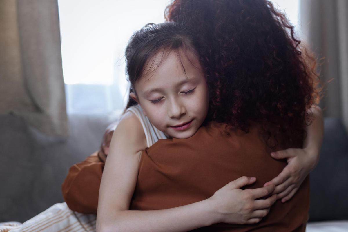 Madre e hija abrazándose