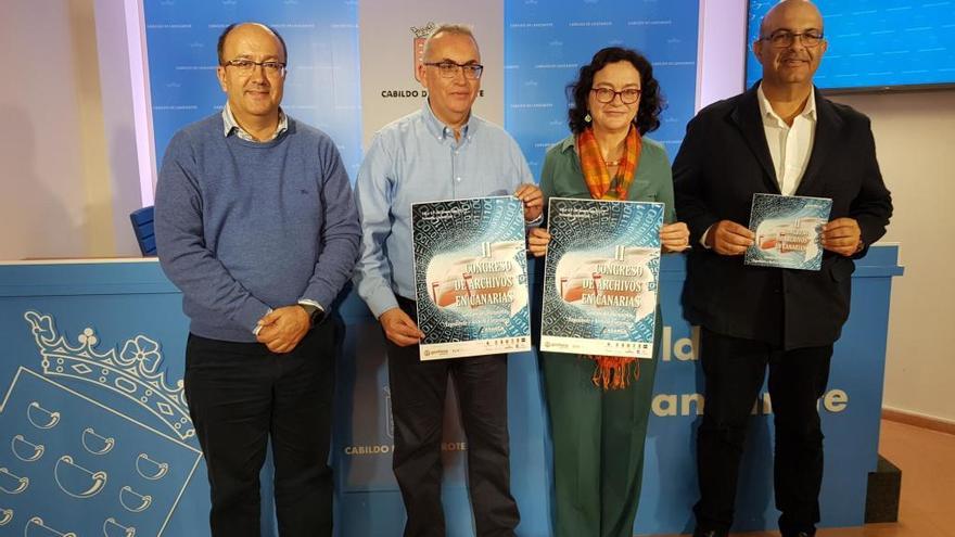 De izquierda a derecha, Andrés Martín, Miguel Ángel Santiago, Carlota Bustelo y Luis Arráez, hoy, durante la presentación del congreso en el Cabildo.