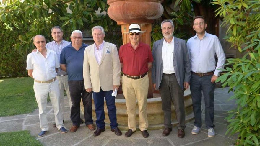 Miembros de la mesa del Capítulo Serenísimo momentos antes de dar a conocer los homenajeados en el Parador de Cambados. // Noé Parga