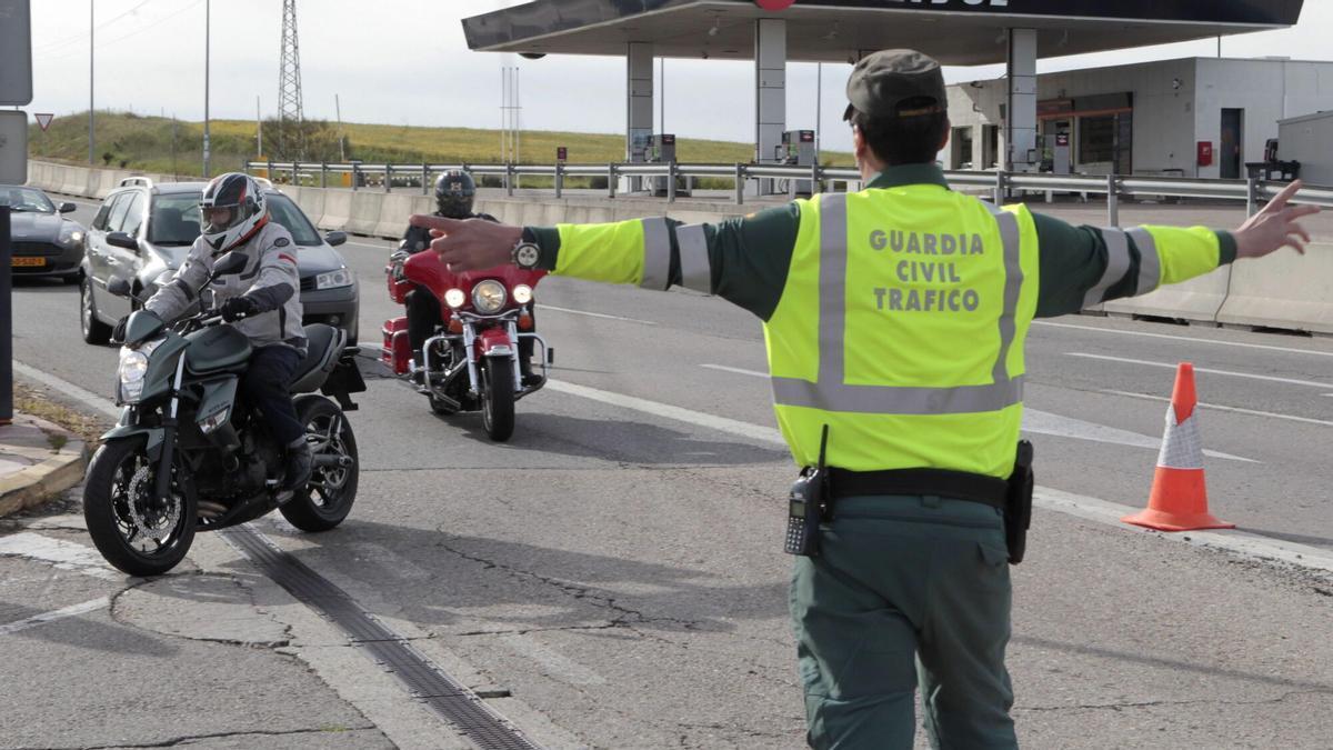 Multado con 200 euros un motorista pese a circular a la velocidad adecuada en autovía: el error al llevar el casco caducado
