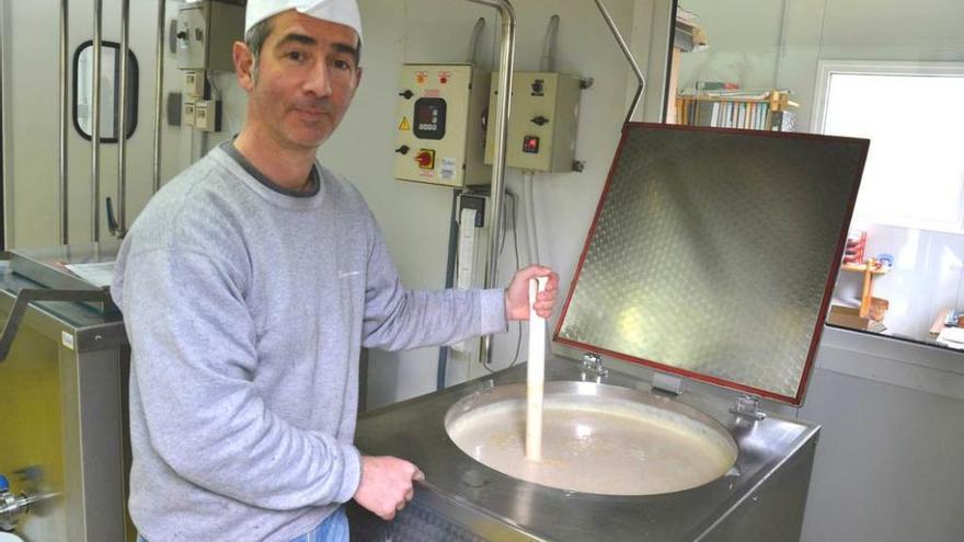 Juan Blanco Cueva, elaborando arroz con leche en la nave que tienen en Llanaces, en la parroquia de Anes (Siero).