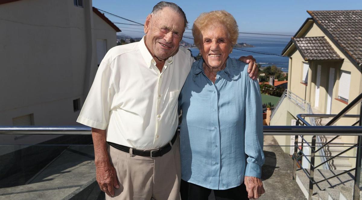 Paco y Carmen posan felices en su casa del barrio de O Viso, en la parroquia nigranesa de San Pedro de A Ramallosa.