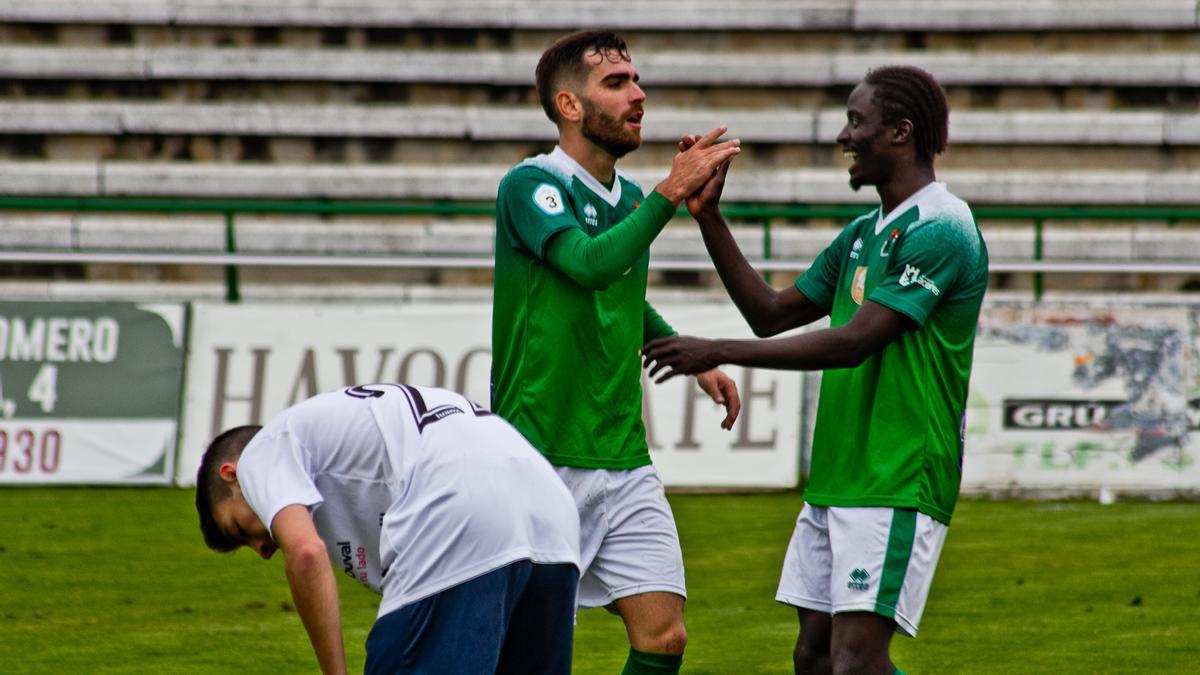 Neto, derecha, celebrando un gol con Marcos Torres hace dos años en el Cacereño.