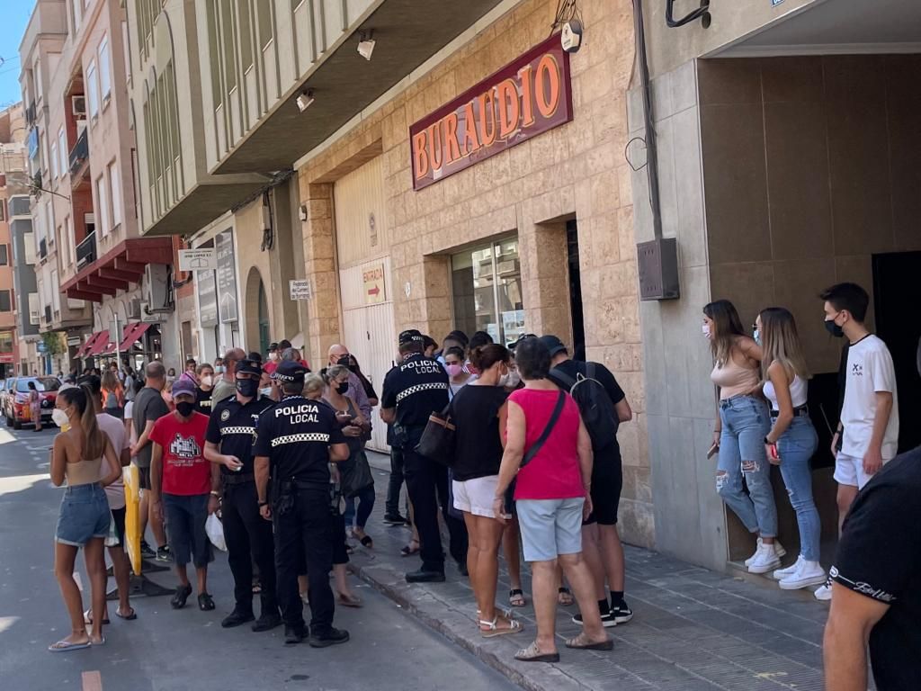 Largas colas en Burriana para conseguir una entrada para los toros