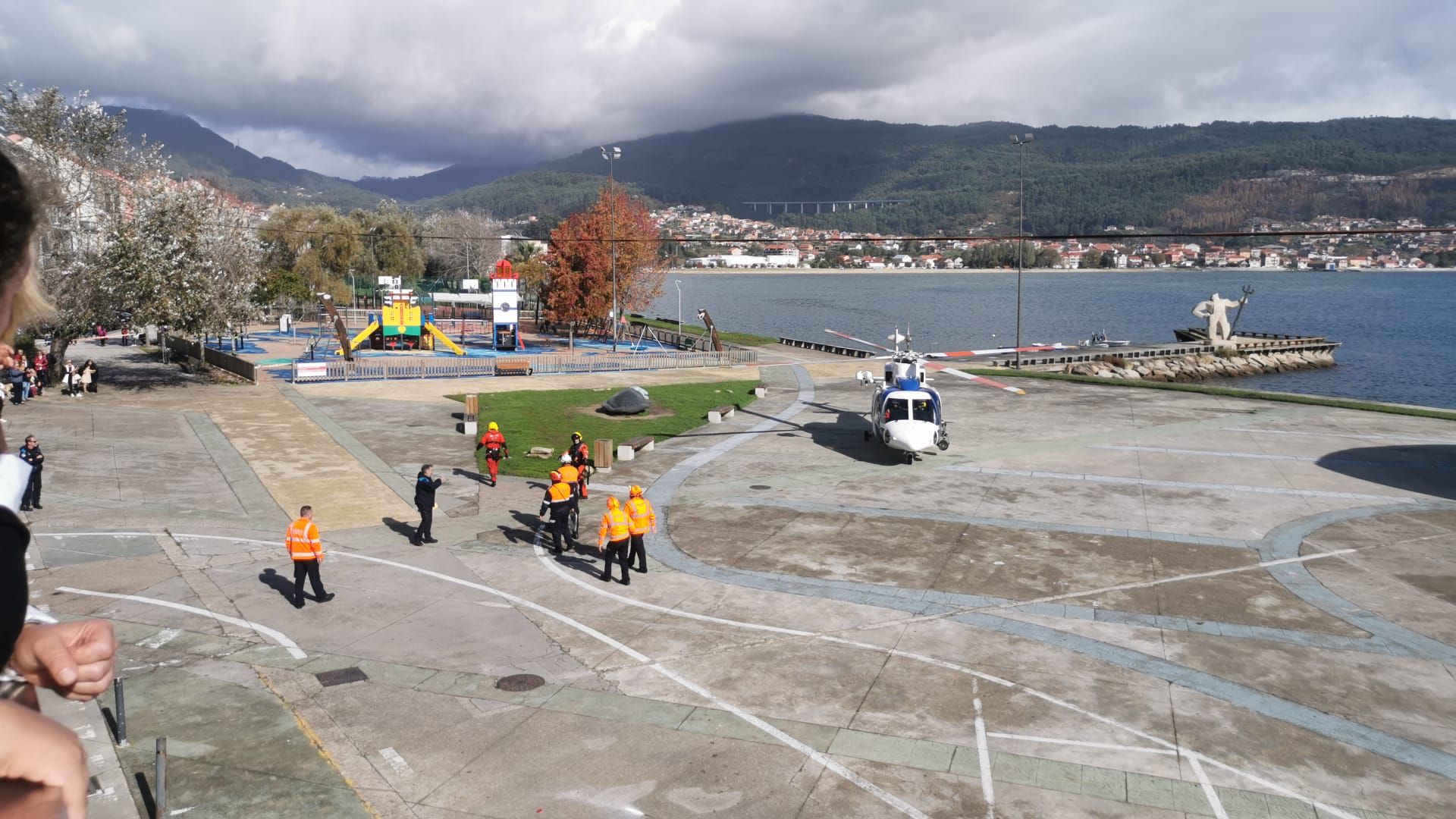 Escenas del simulacro de rescate frente a Moaña.