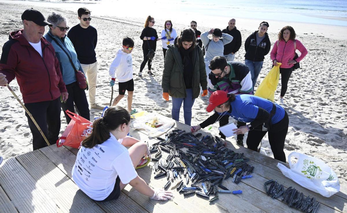 Los participantes hacen recuento de los palillos recogidos en Canelas.