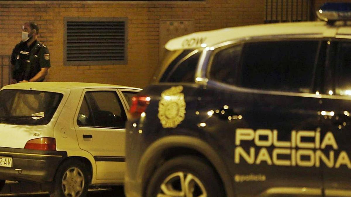 Un policía, vigilando junto a la finca, tras el  suceso. | DANIEL TORTAJADA