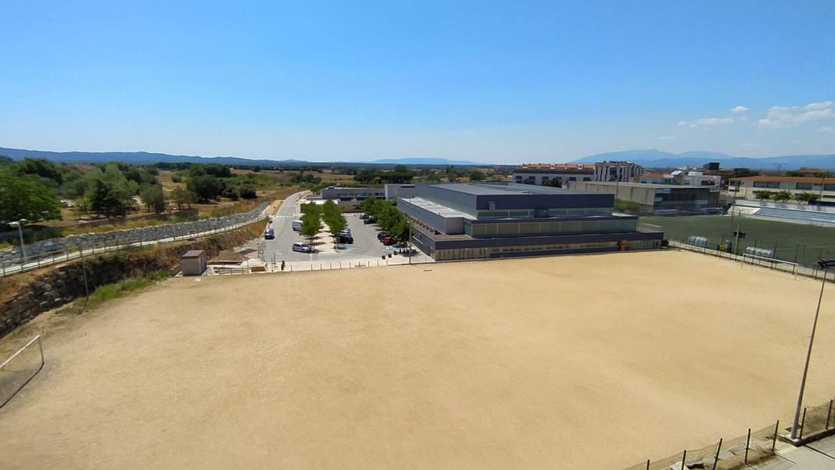 L’actual camp de futbol de terra al costa del pavelló.  | AJUNTAMENT DE CASSÀ