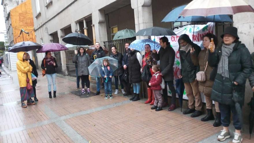 Padres y comunidad educativa protestan delante del CEIP Barcelos