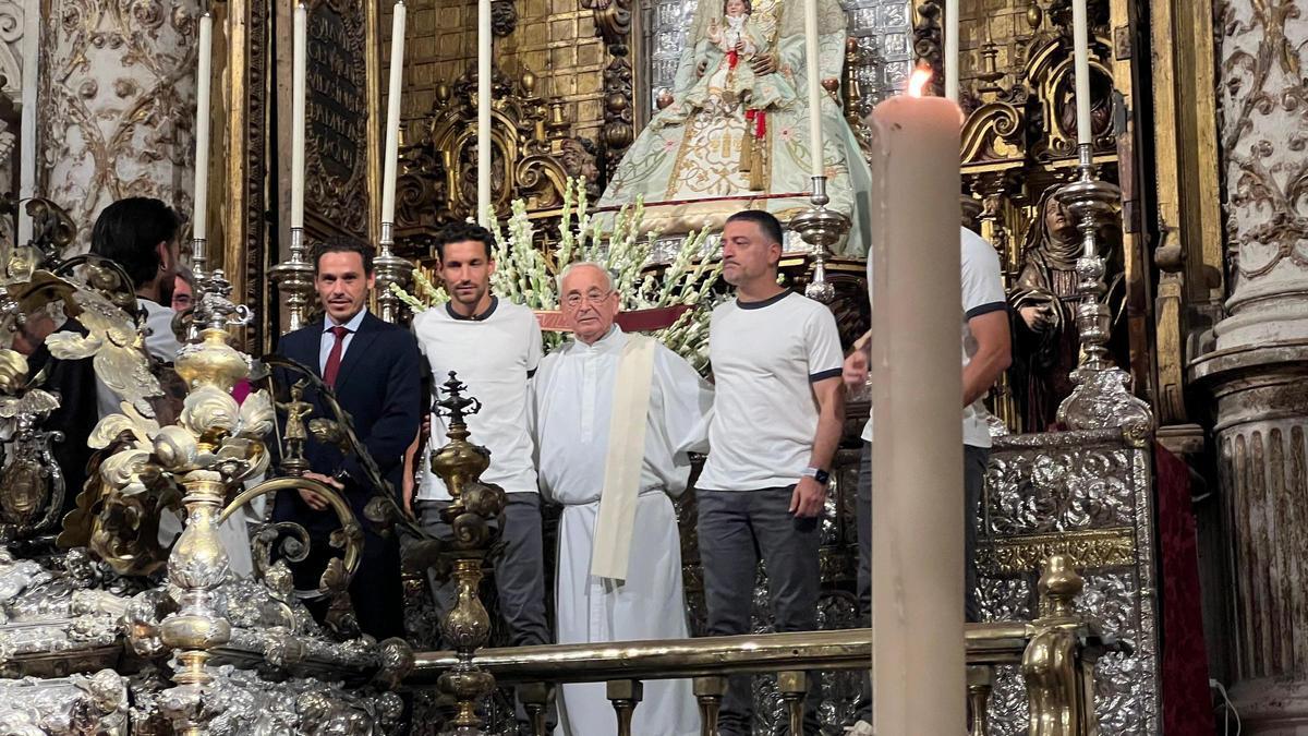 El Sevilla FC realiza la tradicional ofrenda floral a la Virgen de los Reyes en la Catedral de Sevilla