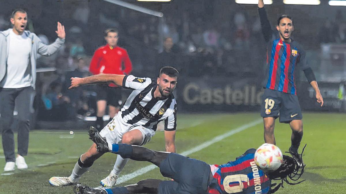 Calavera pugna con el visitante Dionkou, en el partido del sábado contra el filial del Barça, ante la mirada de Rudé.