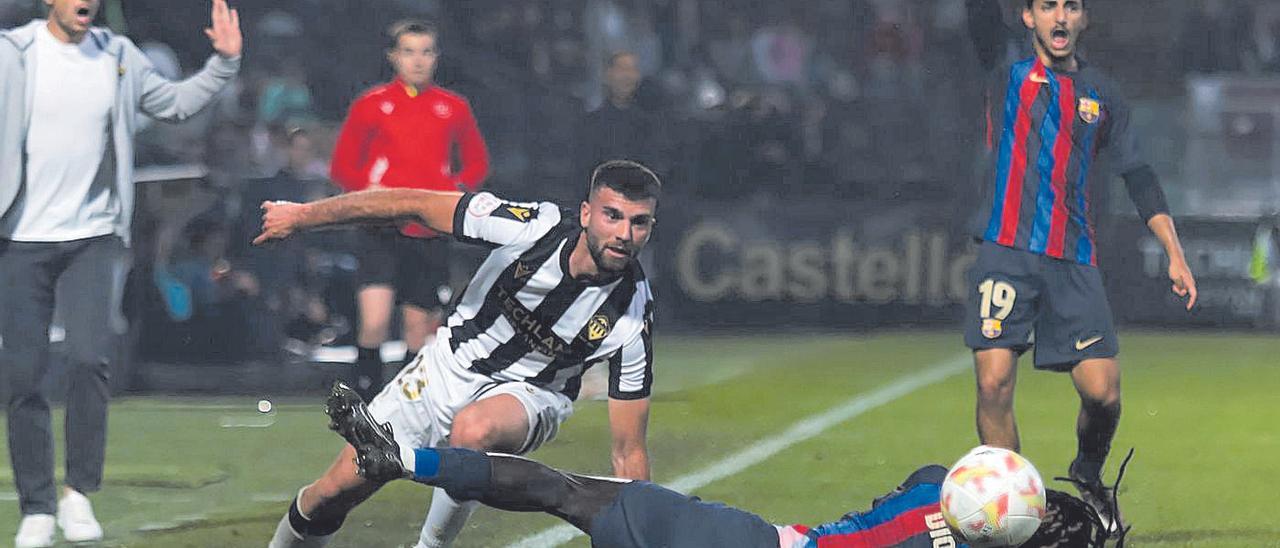 Calavera pugna con el visitante Dionkou, en el partido del sábado contra el filial del Barça, ante la mirada de Rudé.