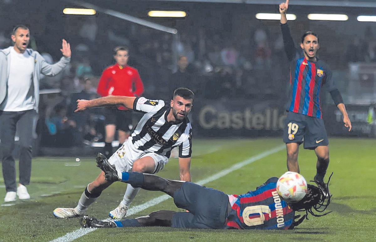 Calavera pugna con el visitante Dionkou, en el partido del sábado contra el filial del Barça, ante la mirada de Rudé.