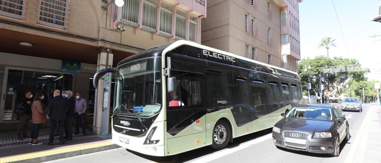 Un autobús eléctrico circulando por las calles de Elche en imagen de archivo