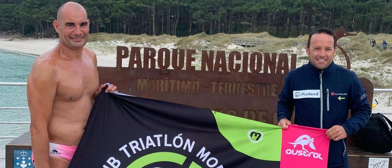 Juan Santarén, a la izquierda, con una bandera del Club Triatlón Morrazo en una prueba en el Parque Nacional Illas Atlánticas.