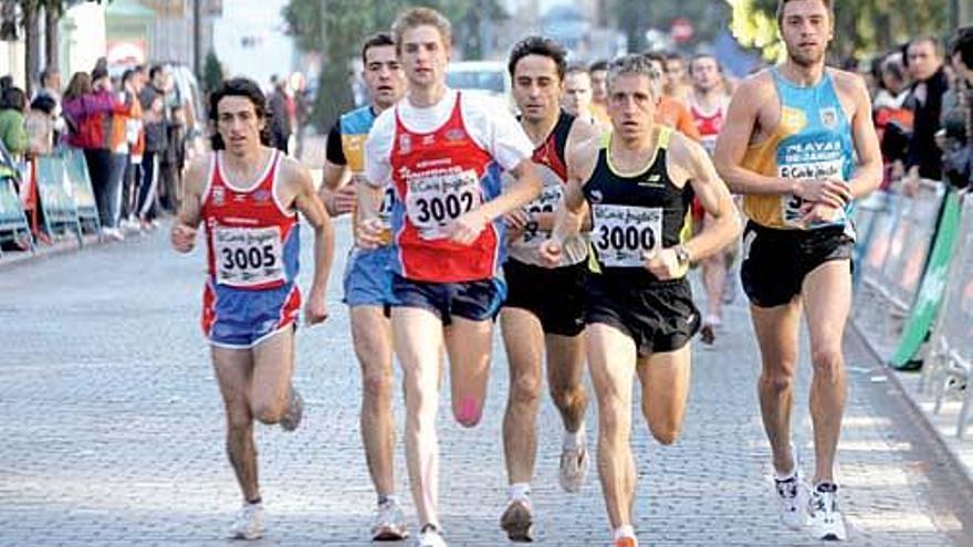 Robertas Geralavius y Elías Domínguez encabezan el grupo, durante un momento de la carrera.