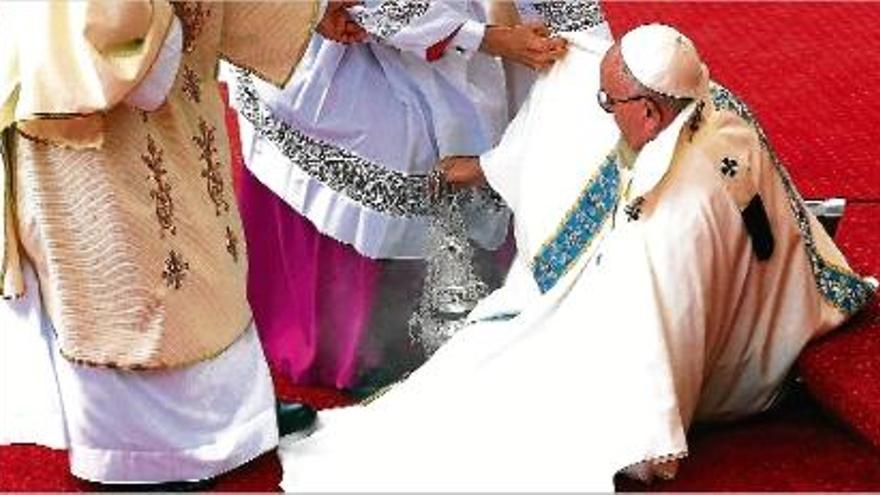 El Papa pateix una caiguda mentre oficia una missa a Czestochowa, Polònia.