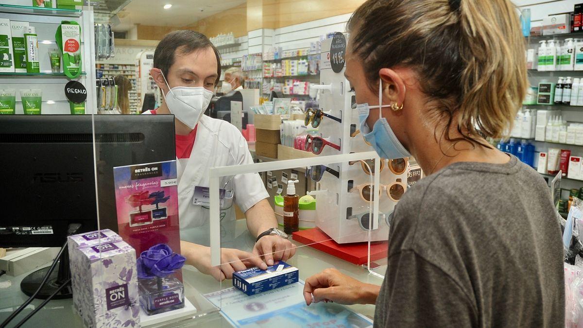 Venta de test de antígenos en una farmacia.