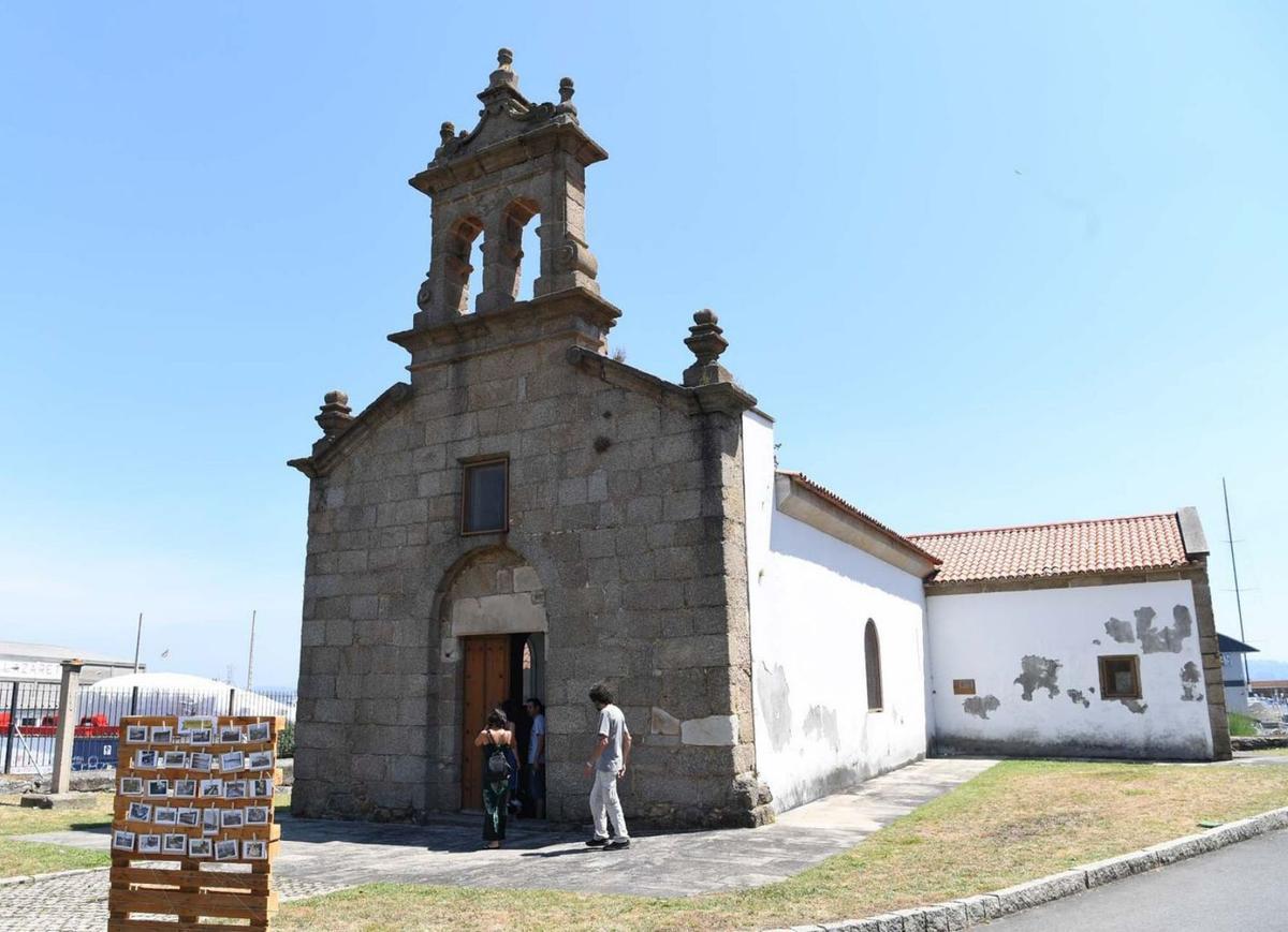 El Bloque reclama la rehabilitación de la capilla de Oza. El BNG, por medio de su diputada Mercedes Queixas, denuncia el “estado de abandono” de la capilla de Santa María de Oza, para la que reclama su rehabilitación y reconversión en un espacio formativo y cultural para los vecinos de A Coruña. “Urge una actuación integral de conservación”, exige Queixas, que advierte a la Xunta de que la Asociación Vecinal Oza-Gaiteira-Os Castros ha reinvindicado “la recuperación de este espacio”. El BNG apunta que la capilla tiene las paredes exteriores desconchadas, humedades, tejas sueltas y suciedad a su alrededor. | VÍCTOR ECHAVE