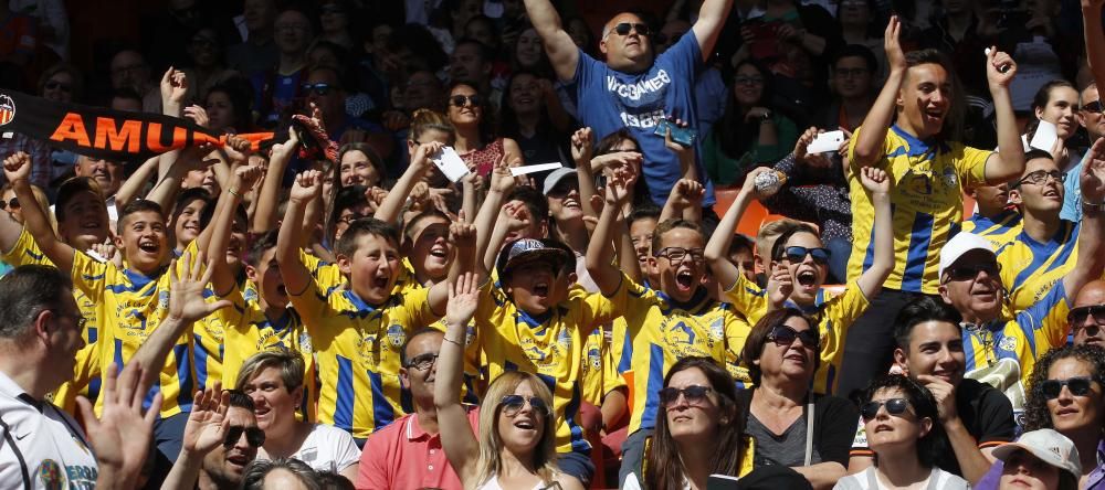 La afición en el derbi femenino de Mestalla