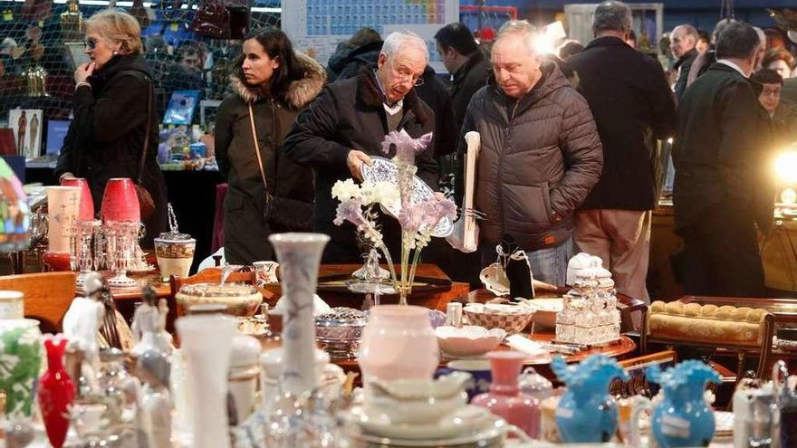 Visitantes en la Feria de Antigüedades.