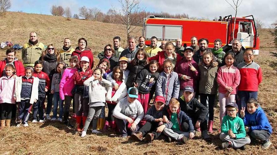 Niños y maestros de Soutelo, con dos agentes forestales, un técnico, el jefe del Distrito XVI y la brigada de Silleda. // Bernabé / Juan Carlos Asorey