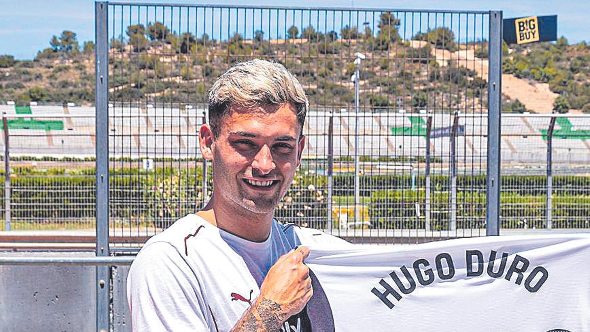 Hugo Duro, posa en su renovación, con su camiseta y el año 2028