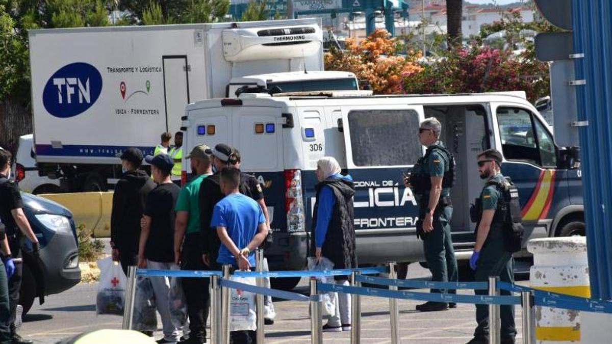 Un grupo de migrantes llegados al puerto de Ibiza este verano de 2026.