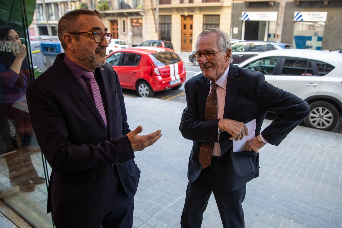 Xavier Trias, recibido por el presidente de la ACEDE Joan Vilar antes del encuentro con socios