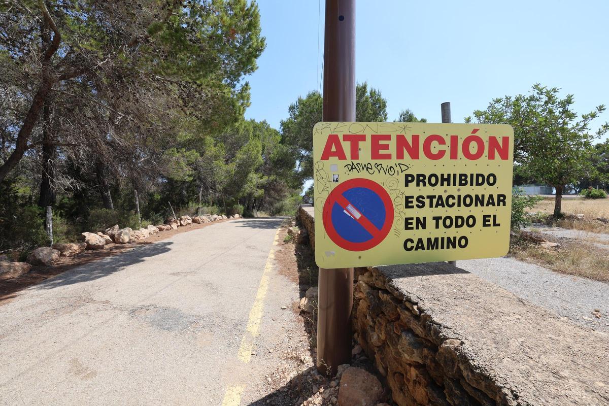 Todas las imágenes de la playa de Aigües Blanques, cerrada por peligro de desrrumbamiento