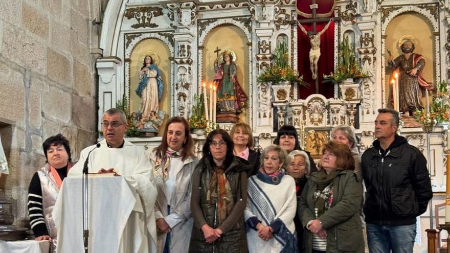 Acto de ayer con el restaurado retablo. | FdV