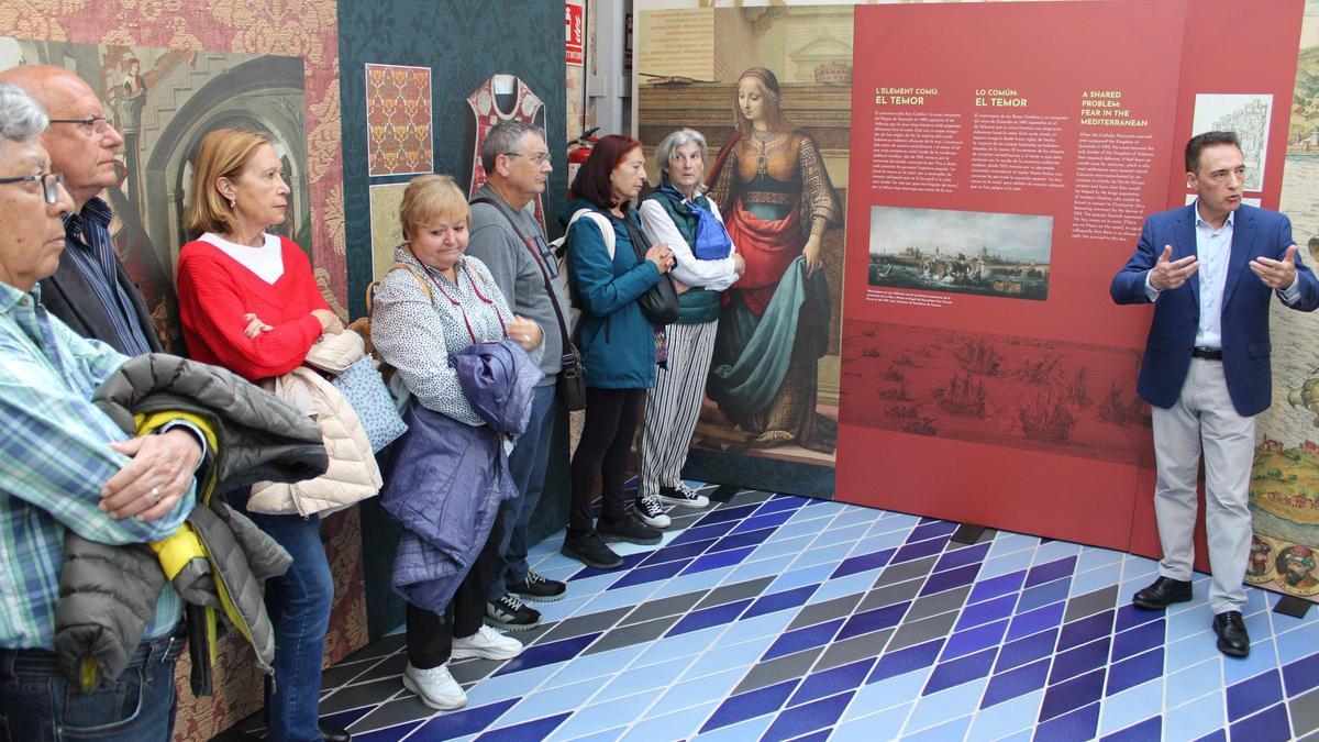 La visita que ha guiat el comissari de la mostra, el catedràtic Luis Arciniega