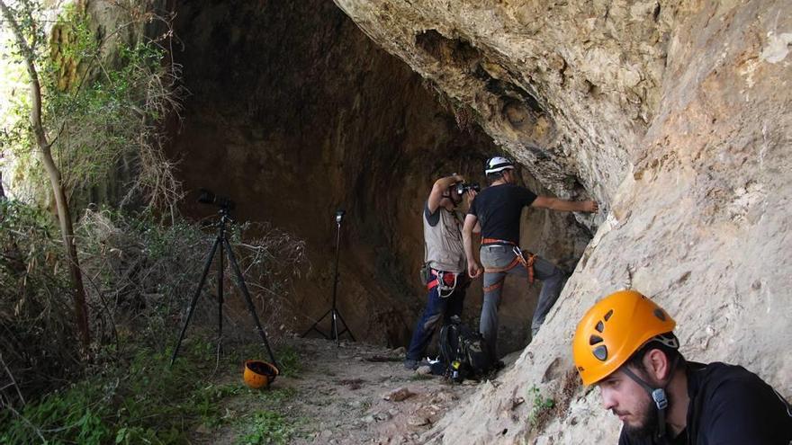 Los arqueólogos y espeleólogos estudian la cueva donde se han hallado los restos.