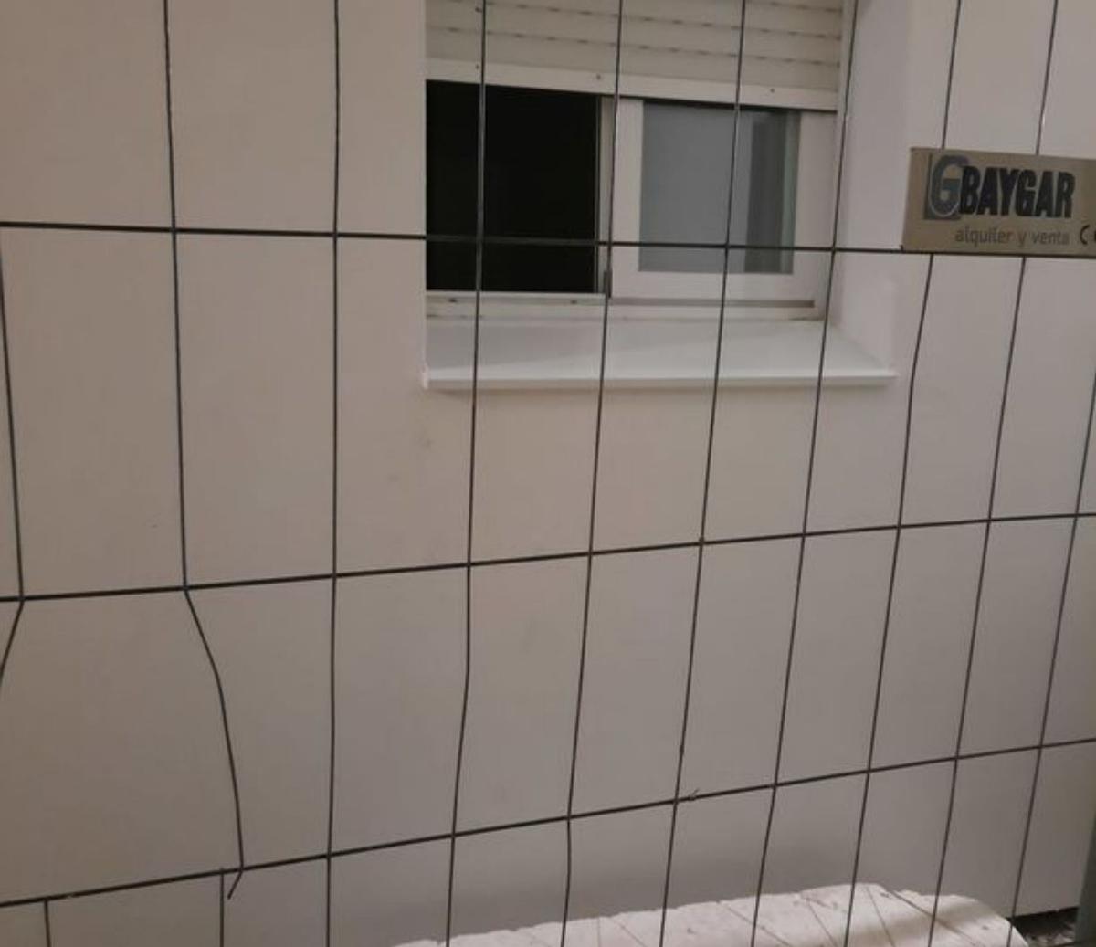 La ventana por la que se cree que entraron.