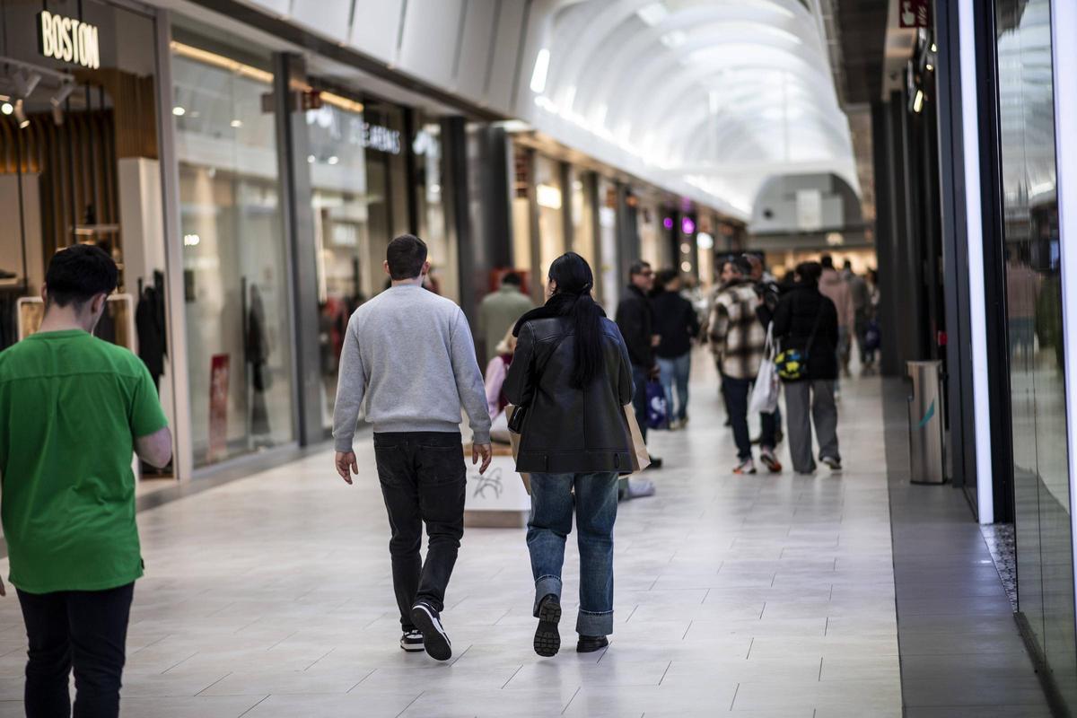 Domingo excepcional en el centro comercial Ruta de la Plata de Cáceres con motivo de las rebajas de enero