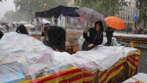 Granizo y viento contra Sant Jordi en el centro de Barcelona