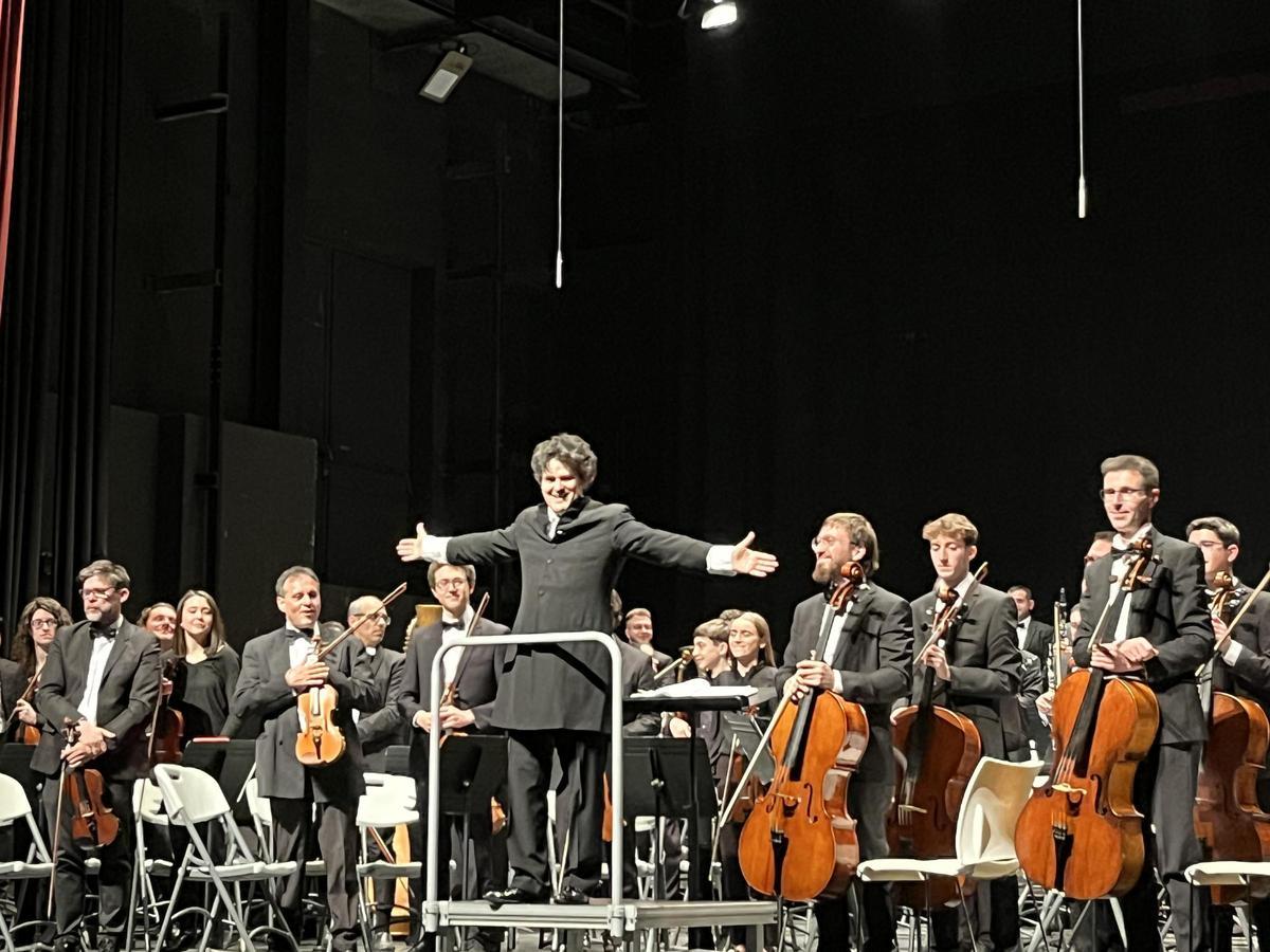 El director del concierto, Sergio Alapont, saluda al público junto a los músicos, tras el concierto.