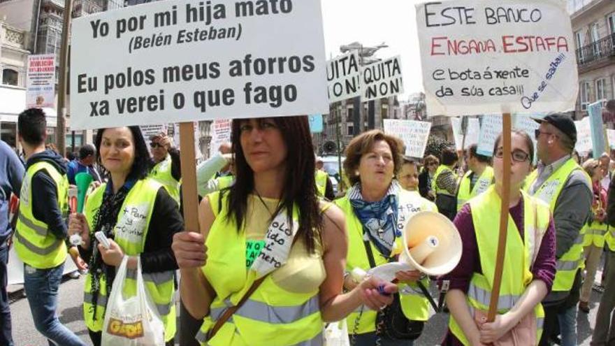 Los afectados blandían carteles de protesta para denunciar su problema.  // R.Grobas