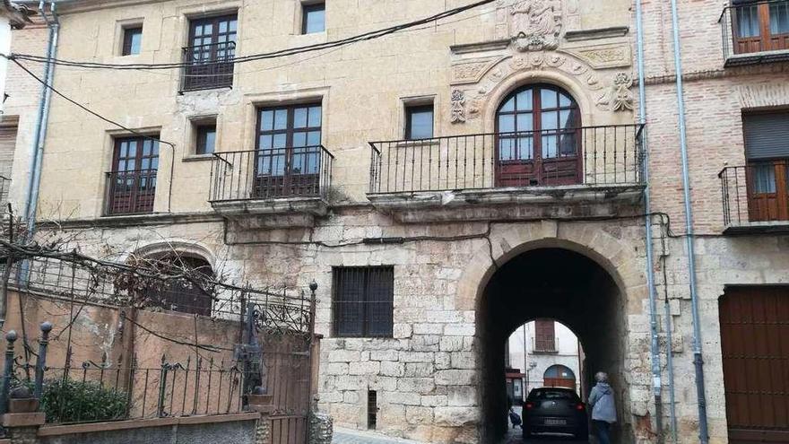 Edificio situado sobre el Arco del Postigo que, en la actualidad, alberga el Archivo Histórico.