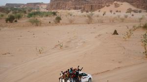 Un grupo de migrantes cruza el desierto del Sáhara, a la altura de Agadez (Níger) para llegar hasta Libia.