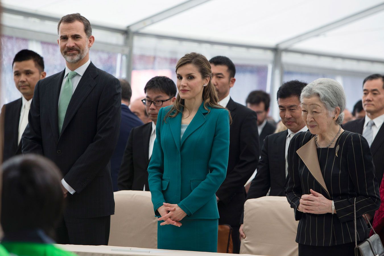 Letizia Ortiz en Japón con traje verde junto a Felipe VI