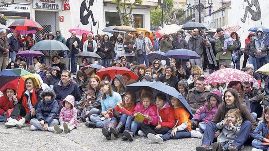 Un momento de la sentada que resistió a la lluvia en la alameda de Gondomar.  // José Lores